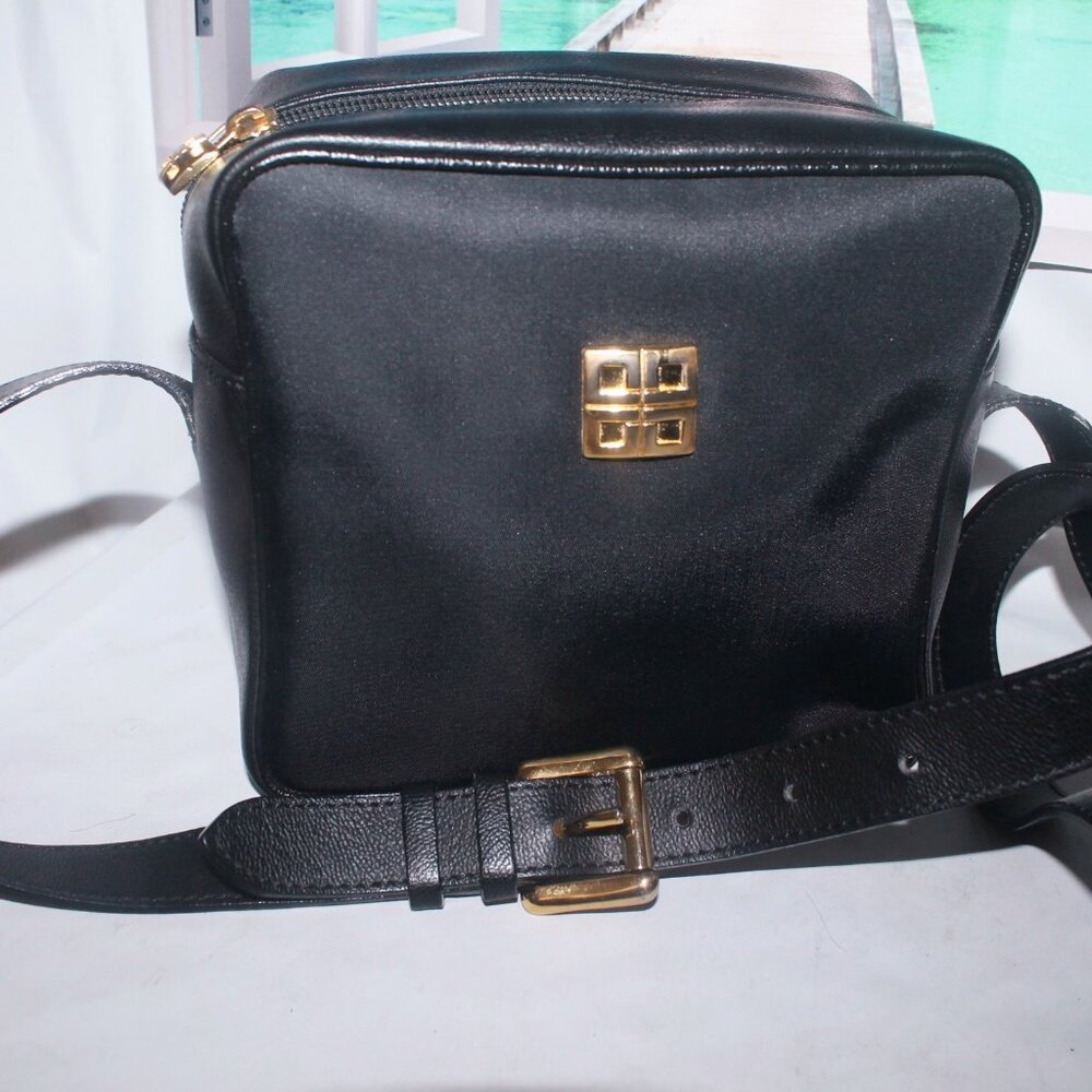 New $990 GIVENCHY  ItalyLeather Shoulderbag Crossbody Purse  Bag Never Carried